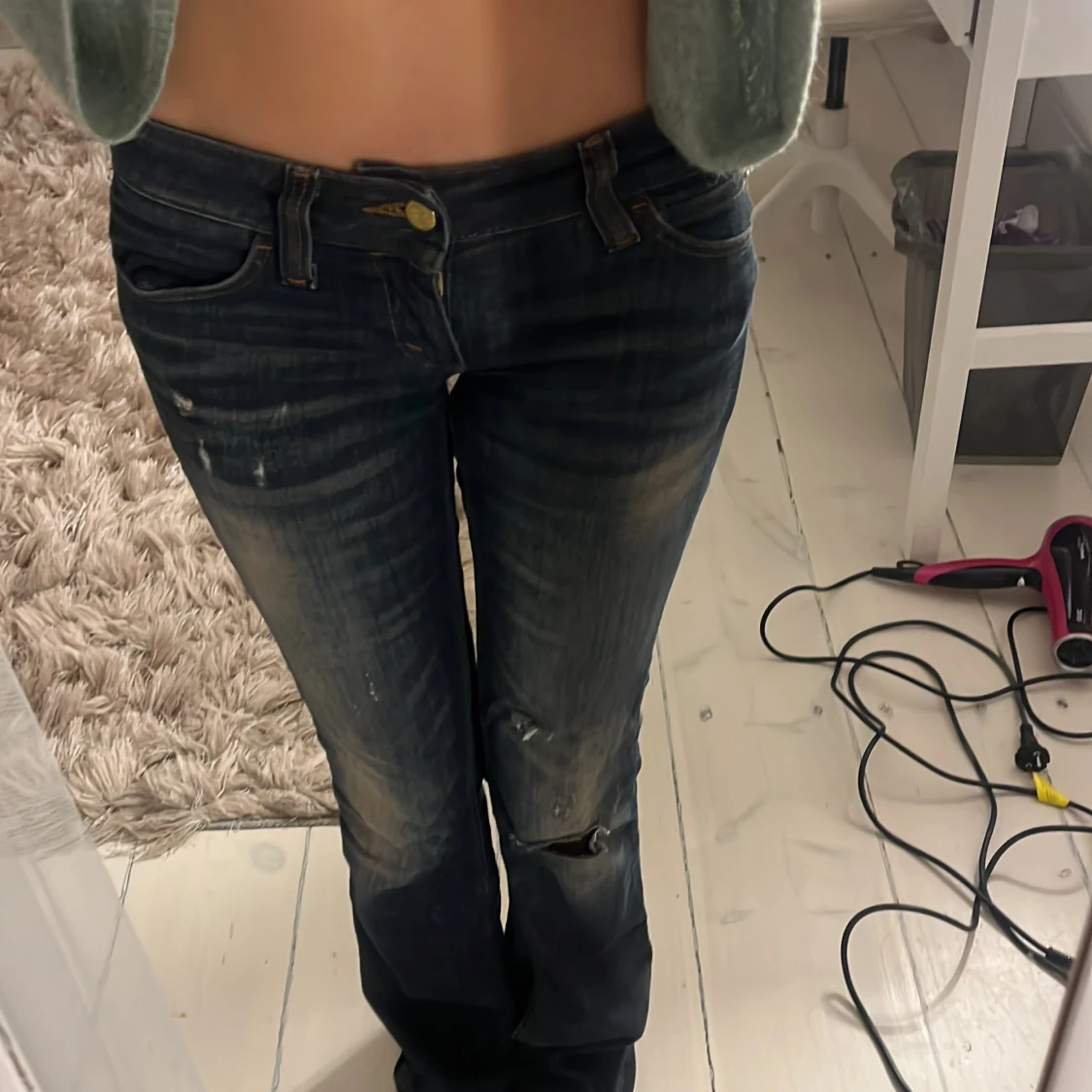 Mörkblå bootcut jeans med slitningar