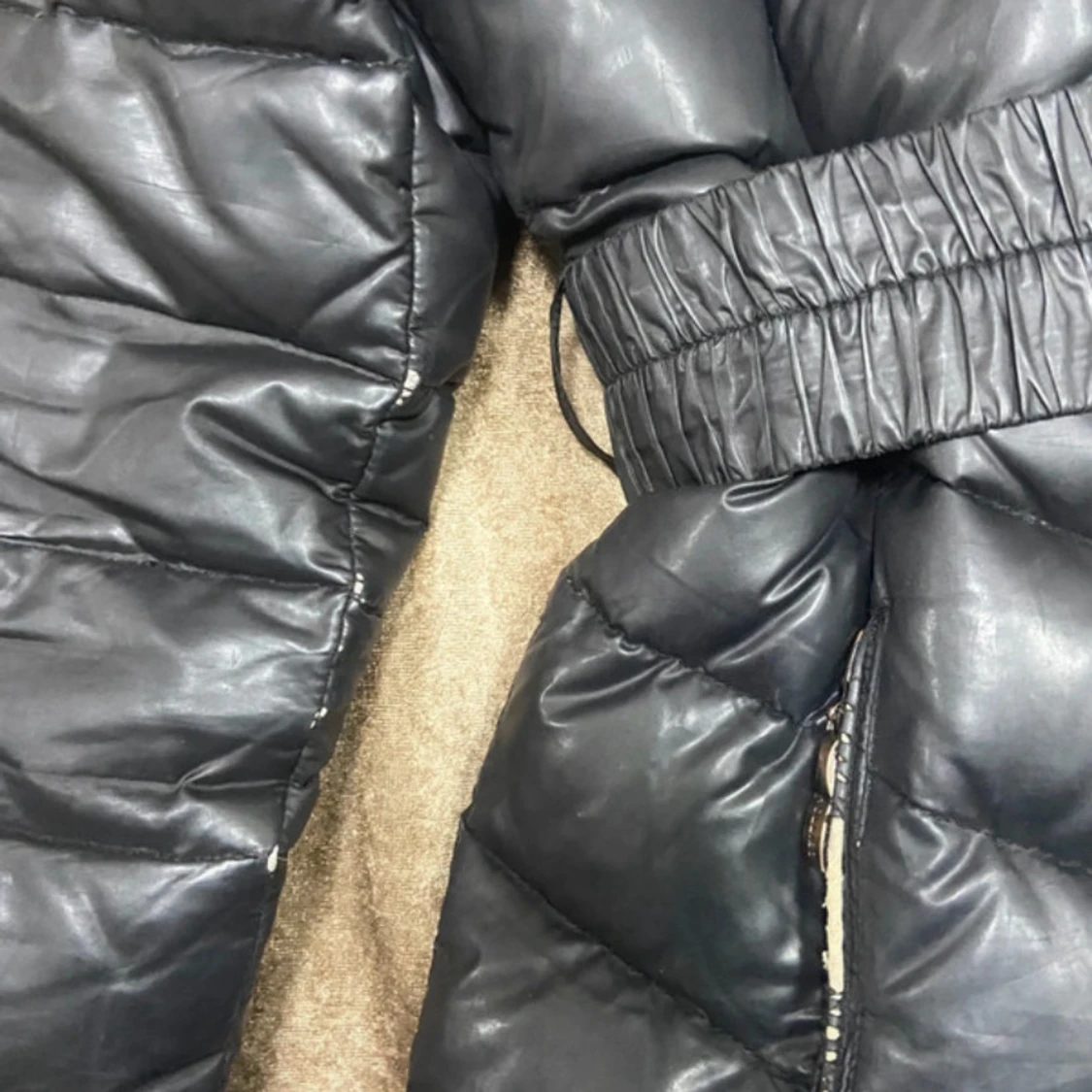 Svart dunjacka med fuskpäls från Hollies - 3