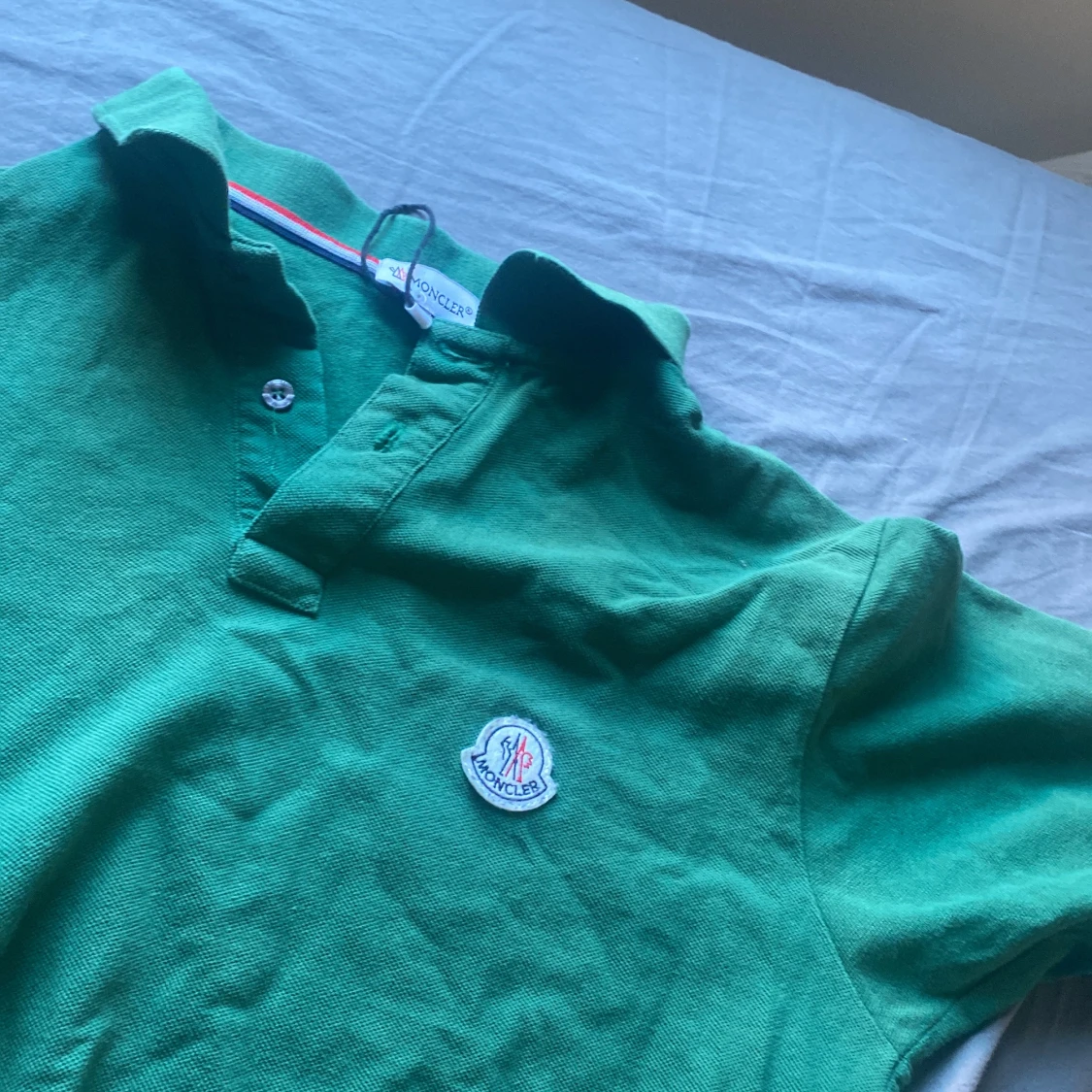 Grön pikétröja från Moncler