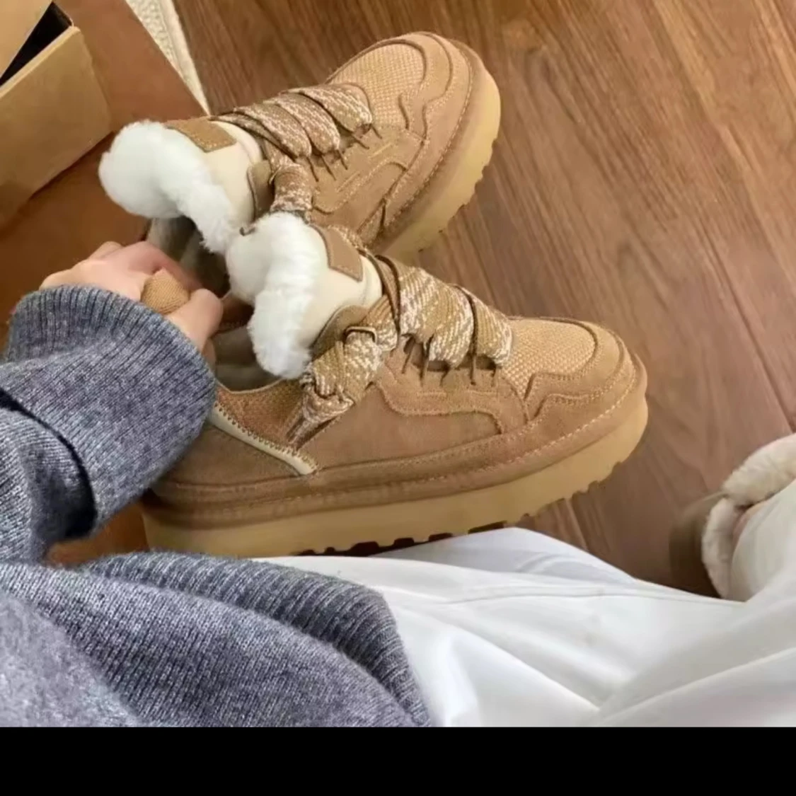 Beiga sneakers med foder och snörning - 1