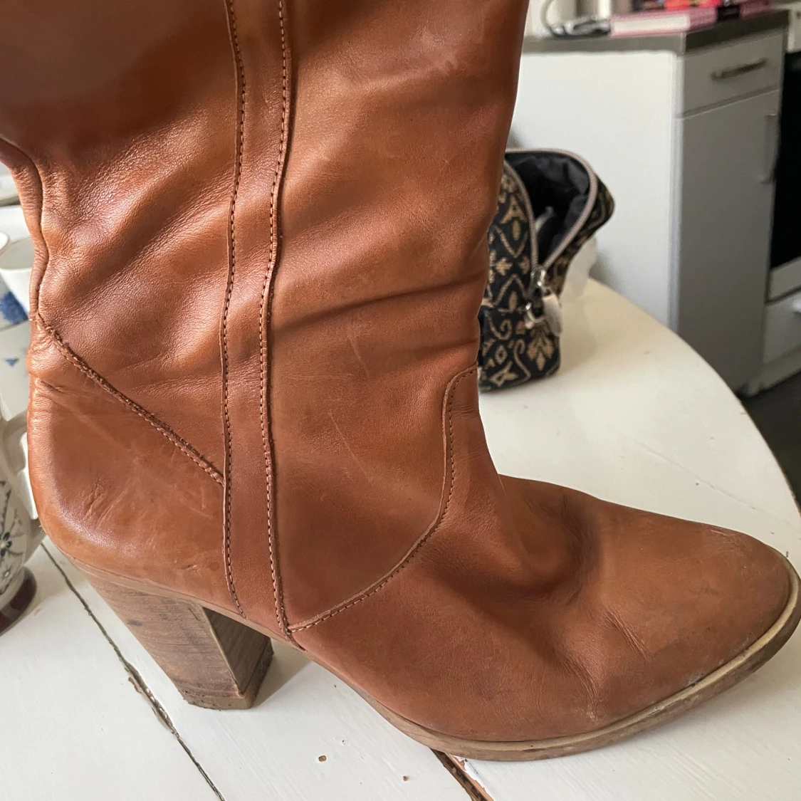 Snygga bruna skinnstövlar med klack - 3