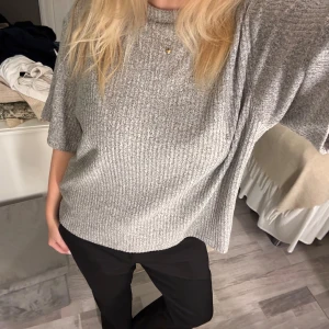 Grå ribbad topp från lager 157 - Säljer en grå ribbad topp från lager 157 i storlek S med korta ärmar och rund hals. 