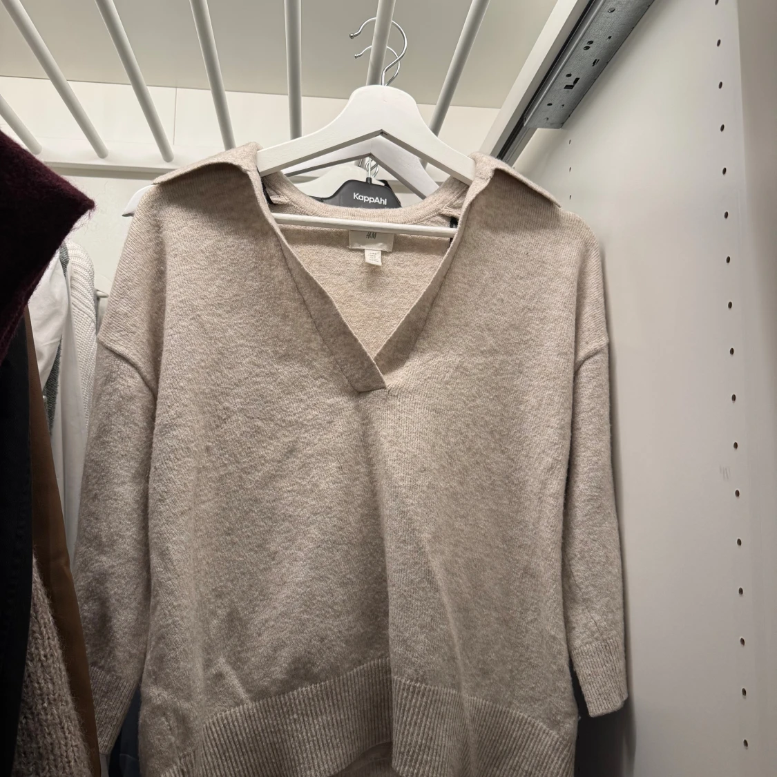 Beige stickad tröja med krage H&M