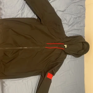 Regn och vindjacka - Jackan är använd ett fåtal gånger, har inga defekter och är redo att få en ny start hos nån annan