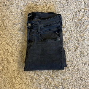Replay anbass jeans  - Hej! Säljer dessa slimfit replay anbass i storlek 28/32. De är i mycket bra skick utan defekter!🙌