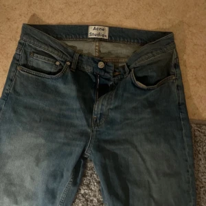 Acne studios Jeans - Säljer ett par blå Ace Carter jeans från Acne Studios. Storlek 32/34 och skulle säga jeansen är true to size. Mycket bra skick, inga defekter eller så. Mitt pris 299kr. Kontakta mig om du ha frågor.