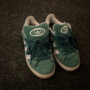 Adidas Campus gröna sneakers mocka - Gröna Adidas Campus, väldigt använda där av priset. Pris kan diskuteras och om ni har frågor kan ni bara skriva😊