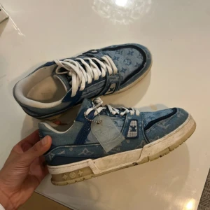 Louis Vouitton Low light blue Trainers - skick 8,9/10, bara lite smutsiga. Storlek 41 men passar också 42. Självklart autentiska, endast skorna medföljer. Endast 1999.