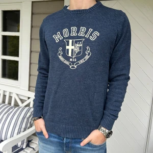 Morris Tröja - Säljer nu denna väldigt snygga morris tröja i toppskick! Den är i nyskick och använd väldigt få gånger. Modellen på bilden är 1,83 och väger 73kg så hör av dig vid minsta fundering!🤝🎉