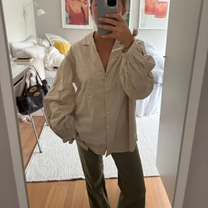 Skjorta med ballongärm - Aldrig använd, beige i linne. I storlek 32 men Oversize