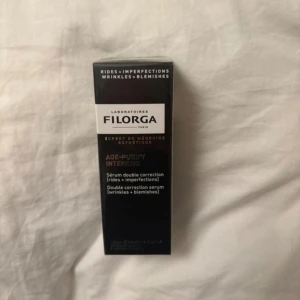Filorga Age-Purify Intensive Serum - Filorga Age-Purify Intensive är ett dubbelverkande serum som riktar sig mot både rynkor och orenheter. Kommer i en svart och vit förpackning med stilren design. Perfekt för dig som vill ha en jämnare och klarare hud.
