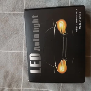 LED Auto Light orange  - Nya orangea LED Auto Light-lampor för bil, levereras i originalförpackning med två lampor. Kompakt design med många LED-dioder för starkt och energieffektivt ljus. Passar som ersättning för bilens blinkers eller positionsljus. Nyskick endast testade. 
