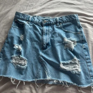 Jeanskjol - Kort jeanskjol, storlek L men passar mig som har S/M