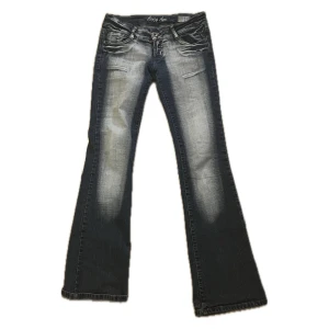Crazyage jeans  - Lågmidjade bootcut crazyage jeans med pantrar på bakfickorna och även en text där de står ”most wanted”
