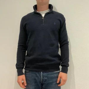 Mörkblå half zip tröja Polo Ralph Lauren - Marinblå Ralph lauren quarter zip || Storlek XS || Modellen på bilden är 170cm och väger 62kg || Tveka inte på att höra av dig vid frågor eller funderingar 