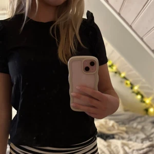 Svart topp med volangärmar - Svart topp från Zara med volanger, superfin och är i mycket bra skick 