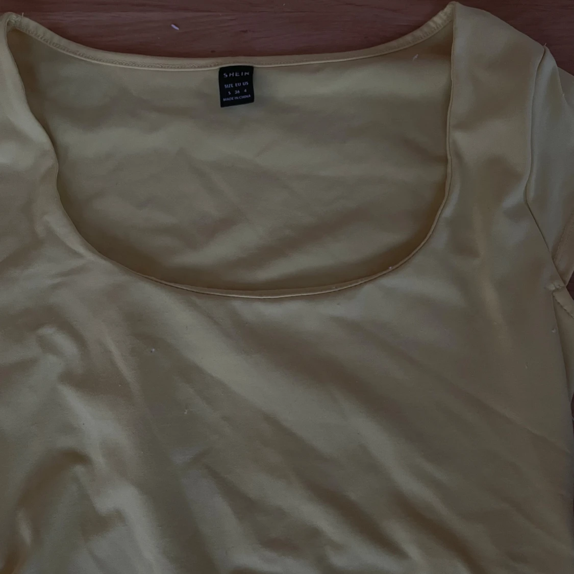 Gul topp med rund hals från SHEIN - 1