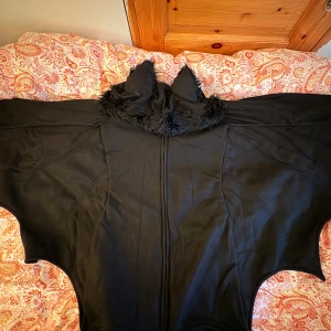 Fladdermus kostym  - En fladdermus halloween kostym! Helt ny, storlek M men tyckte den ändå var för tight så den skulle passat någon med storlek S istället eller om man gillar den lite tightare🩷
