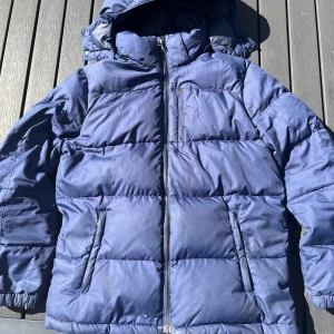 Ralph lauren pufferjacket - Ralph lauren pufferjacket i använt skick, finns en del skador som på bild 3, skriv om ni vill ha på fler