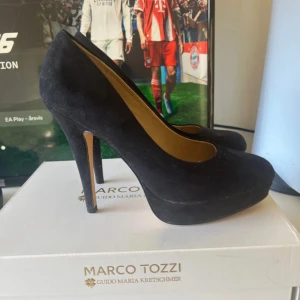 Klackskor storlek 38 - Jag säljer klackskor för endast 109 kr. Dom är i jätte bra skick och har inga problem. Den har storlek 38