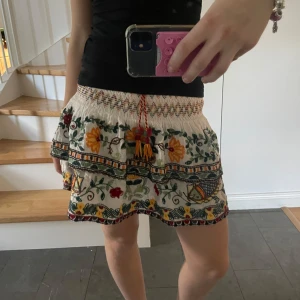 Broderad blommig kortkjol med snörning - Superfin volangkjol med broddering från Zara! 