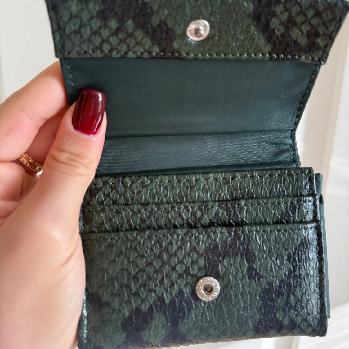 Grön plånbok med ormmönster - 2