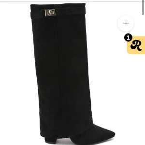 Foldover boots från Lululia - Svarta foldover boots från Lululia, endast använda 2 gånger. Klacken är 10cm.