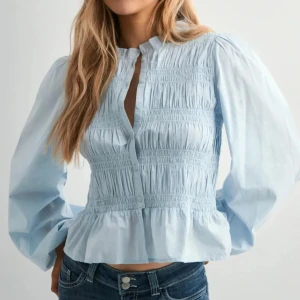 Blus från Nelly  - Jätte fin blus från Nelly som jag aldrig använt, prislappen sitter också kvar. Köpt för 399kr. PRISET KAN DISKUTERAS