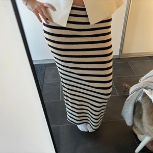 Randig kjol - Såå snygg svart och vit randig kjol från Gina, använd fåtal gånger!! Passar xs-s