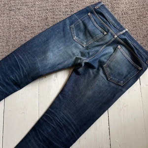 Mörkblåa APC Japanese Selvedge Jeans - Galet snygga APC Japanese Selvedge Jeans med en sjuk wash i Petit New Standard modell. | W32, men sitter som W30 L32 | Nypris 3300kr | Som nya, riktigt bra skick. | Midja ca 39.5cm, längd ca 104cm. | Skriv vid minsta fundering, priset är ej hugget i sten!