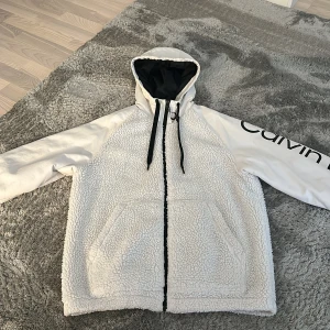 Vit jacka från Calvin Klein - Väldigt bra skick, inga fel på den
