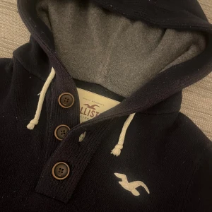 Intressekoll - Hollister Stickad Hoodie - Hej, funderar på att sälja denna riktigt fina Hollister hoodien i mjuk bommulsmix (60% Bomull, 30% Nylon, 10% Ull). Hoodien är något nopprig samt har en slitning i armhålan, alltså formas omgående att hål. Kan förmodligen lätt sys ihop. Hör av er vid intresse samt förslag!