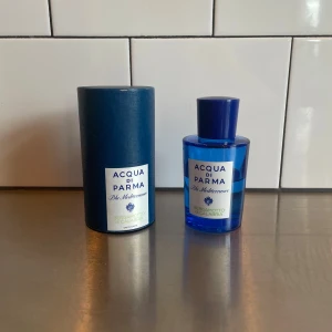 Acqua di Parma Bergamotto  - Säljer denna parfym då jag har tröttnat på doften. Har använd halva så skulle säga att det finns cirka 40 ml kvar!!!