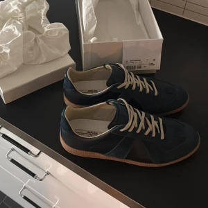 Maison margiela gats skor - Tja säljer nu mina sjukt snygga gats som är använda fåtal gånger, inga defekter förutom ett litet rivmärke som inte syns så mycket. Skicket är 9,5/10 skulle ja säga! Det är självklart äkta och jag har kvitto på de! Populäraste färgen, nypris 8000. Säljer de för 3999! Skriv om ni undrar minsta lilla! 