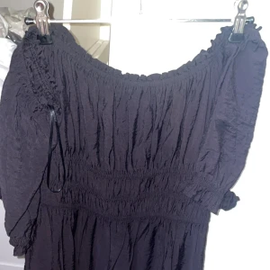 Svart offshoulder klänning/tunika - Enkel men fin svart offshoulder klänning/tunika med resår i midjan