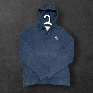 Abercrombie & fitch stickad hoodie - Säljer min urfeta Abercrombie & Fitch hoodie i en riktigt fet mörkgrå färg. Står storlek xxl men sitter mer som en M