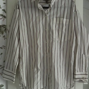 Randig vit skjorta från H&M XS - Oversize skjorta från hm. Helt oanvänd