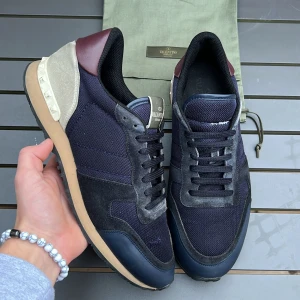 Valentino rockrunners 44 - Supersnygga rockrunners! Perfekta vinterskor! Självklart äkta! Size 44! Skick 8/10 bra skick men en lapp har lossnat på plösen på ena skon och liten reva på ena skon. Dustbag ingår vid köp! Nypris ca 7200kr! Hör av dig vid intresse 🤩 