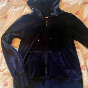 Mörkblå velour hoodie med dragkedja - Mysig mörkblå hoodie i mjuk velour. Tröjan har huva, långa ärmar, fickor framtill och hel dragkedja. Perfekt för chill dagar eller när du vill vara extra comfy.