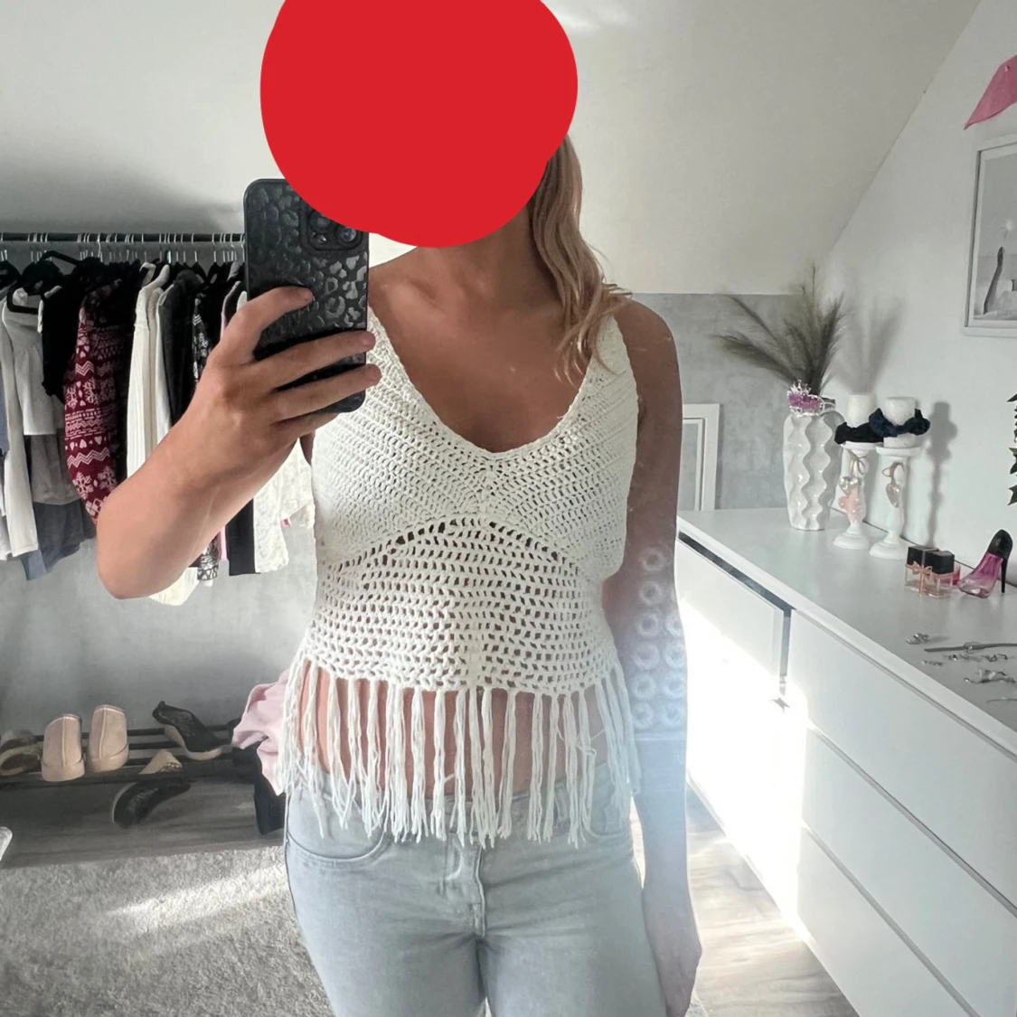 Vit virkad linnetopp med fransar