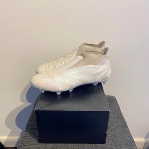 Adidas predator Accuracy+ FG - Tja! Säljer dessa Adidas Predator då dom inte kommer till användning! Endast testade en ända gång så dom är i nyskick! Storlek 44  Nypris 2999  Säljer för 799