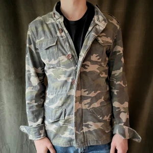 Camouflagejacka från Woolrich - Tja! Säljer denna otroligt feta camo jacka från woolrich som passar perfekt nu till hösten! Den är sjukt skön och materialet känns som en sweatshirt ungefär! Jag är 184cm. Vid minsta fråga eller fundering hör av er 🤝🏼