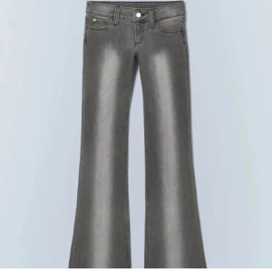 Weekday jeans - Snygga grå bootcut jeans från weekday. Bra strechigt material. ❤️De är i storlek 28/32.