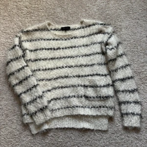 Stickad tröja - Randig tröja med fickor💗