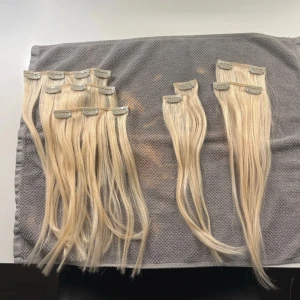 Clip in extensions  - Clip on/in extensions, löshår. 35-40cm långt. Aldrig använd. Clip in/clip on. Extensions löshår, äkta hår. Värme går att använda.   Klippt lite för att ifall alla är 40cm så blir den du sätter längst ner i nacken mycket längre än den översta. Alltså bara klippt för att det ska bli jämnt. Ljusblond färg!
