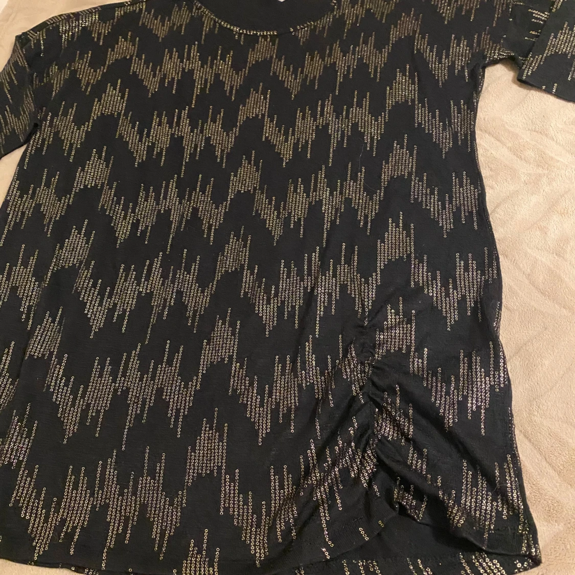 Svart glittrig kortklänning/tunika med guldmönster - 4