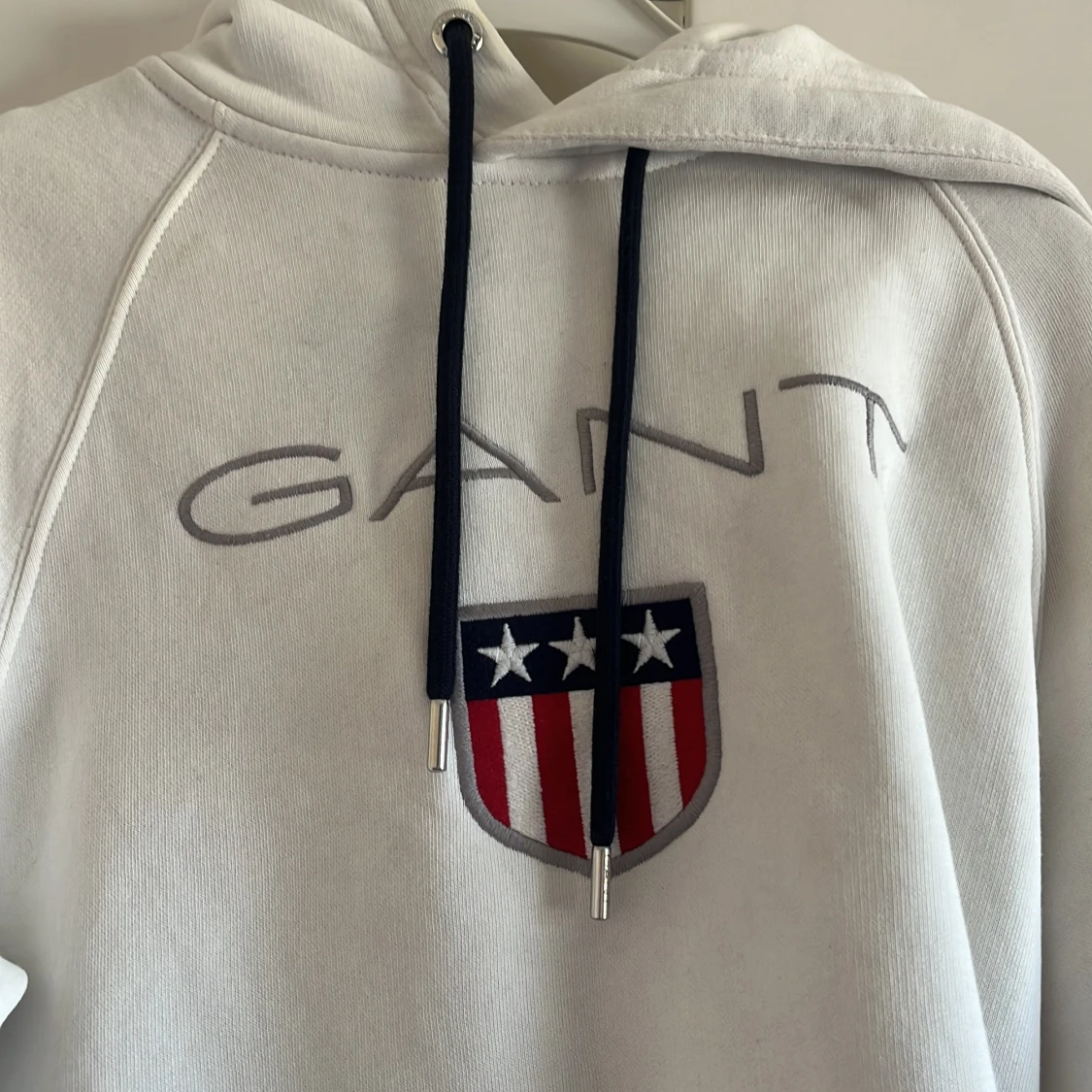 Vit hoodie från Gant med broderad logo - 1