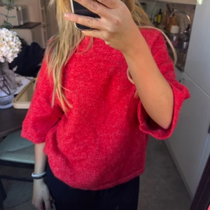 Stickad tröja - Stickad röd/rosa tröja, aldrig använd