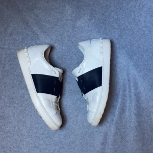 Valentino opens - Valentino open skor | En tvätt så ser dem ännu fräschare ut, mycket kvar att ge. | Vädligt eftertraktade | 100% äkta och Äkthetsgaranti ingår | Fraktas samma dag  🚚📦 | Kontakta vid fler frågor eller funderingar ☑️