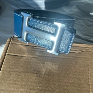 blått H bälte 125cm  - Säljer nu ett jättefint blått H bälte, vid frågor eller funderingar så är det bara att skriva mvh William:)